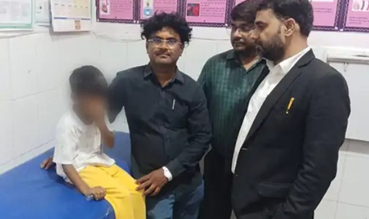 UP News: पैंट में बाथरूम करने पर 5 वर्षीय मासूम छात्र के प्राइवेट पार्ट को गरम चाकू से जलाया, अखिलेश यादव बोले-तत्काल यथोचित कार्रवाई हो