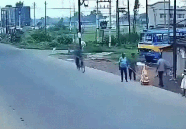 Video Viral -तेज़ रफ़्तार स्विफ्ट कार सड़क पार कर रहे बाइक सवार को मारी जोरदार टक्कर, मोटरसाइकिल चालक की मौके पर मौत