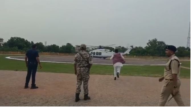 Video : मंत्री जी की दौड़ लगानी हुई सफल, हेलीकॉप्टर तक पहुंचे और मुख्यमंत्री के साथ सुरक्षित हुए रवाना