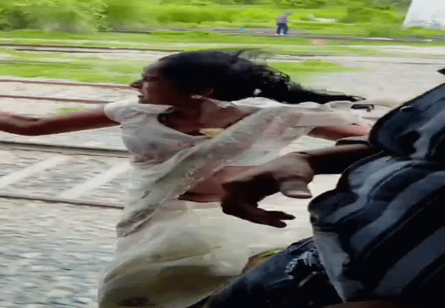 Video:जान जाये पर वायरल होके रहेंगे, सोशल मीडिया पर छाये इस खतरनाक वीडियो को देखकर क्या कहेंगे आप