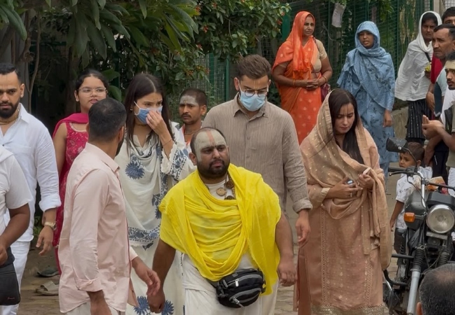 Video-कीचड़ भरे रास्ते पर नंगे पैर चले विराट-अनुष्का, वृंदावन में प्रेमानंद महाराज से लिया आशीर्वाद; सादगी ने जीता दिल