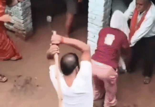 Video- अलमारी में छिपा मिला शादीशुदा का प्रेमी, बाहर निकालकर दोनो को रस्सी से बांधकर पीटा, 25 बार लाठी मारी गई