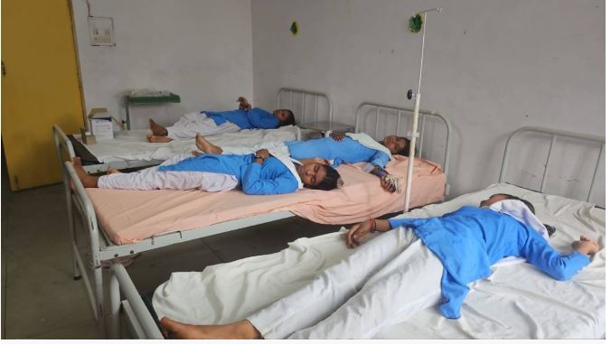 जीजीआईसी बाराबंकी में गश खाकर गिरीं की 18 छात्राएं, सुबह प्रार्थना के बाद हुई घटना, सामने आई ये वजह