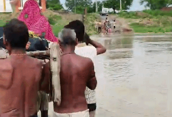 चारपाई पर गर्भवती महिला, नीचे उफनता नाला… चित्रकूट में रास्ता बंद तो ऐसे पार कर रहे ग्रामीण