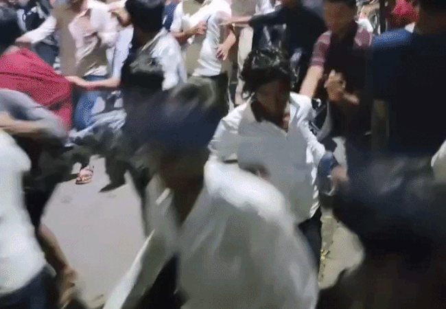 कोई भी कपड़ा 16 मिनट के लिए सिर्फ 16 रूपय में, दुकानदार ने अपने जन्मदिन पर रखा ऑफर, भीड़ को मिली पुलिस की लाठियां