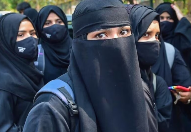 स्कूल में हिजाब : हाईकोर्ट कोर्ट का बड़ा फैसला, कहा- ये इस्लाम का अनिवार्य हिस्सा नहीं, स्कूलों को यूनिफॉर्म कोड लागू करने का पूरा अधिकार