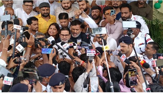 विधायक पद की शपथ लेते ही प्रशांत किशोर लखीसराय रवाना,अशोक धाम मंदिर में भगदड़ मचने से सात महिलाओं की हो गई है मौत