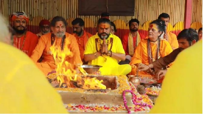 साधु-संतों ने मथुरा में छह दिसंबर को कारसेवा का किया एलान, बोले- 'कृष्णा लला हम आएंगे, मंदिर वहीं बनाएंगे'