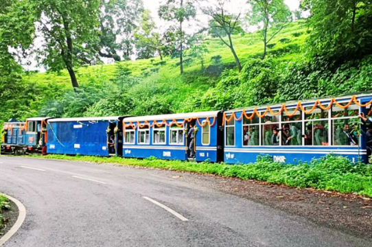 Darjeeling Toy Train : पहाड़ों की रानी दार्जिलिंग की यात्रा करने वाले पर्यटकों के लिए खुशखबरी,1 अक्टूबर से विशेष टॉय ट्रेन भ्रमण सेवाएं शुरू