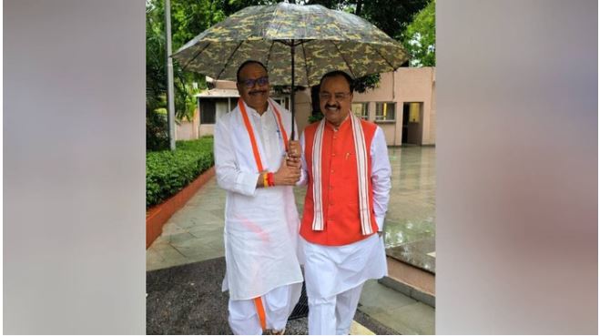 Viral : यूपी के दोनों उपमुख्यमंत्री ब्रजेश पाठक और केशव प्रसाद मौर्य एक ही छतरी के नीचे दिखे, 'हम साथ-साथ हैं' का दिया बड़ा संदेश
