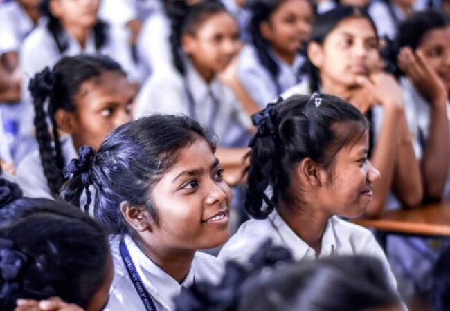 'लगभग 73% छात्र हायर सेकेंडरी पूरी करने से पहले ही छोड़ देते हैं पढ़ाई...' संसदीय समिति की चौंकाने वाली रिपोर्ट