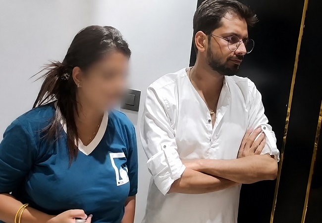 VIDEO-लखनऊ में रंगरलिया मनाते पकड़े गये अधिशासी अभियंता उदय प्रताप, कंप्यूटर ऑपरेटर के पति ने रंगे हाथ होटल से पुलिस के जरिए पकड़ा