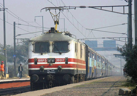 Vaishali Express: न सिग्नल की दिक्कत, न तकनीकी खराबी… सिर्फ एक कुर्सी के लिए रुक गई सुपरफास्ट ट्रेन!