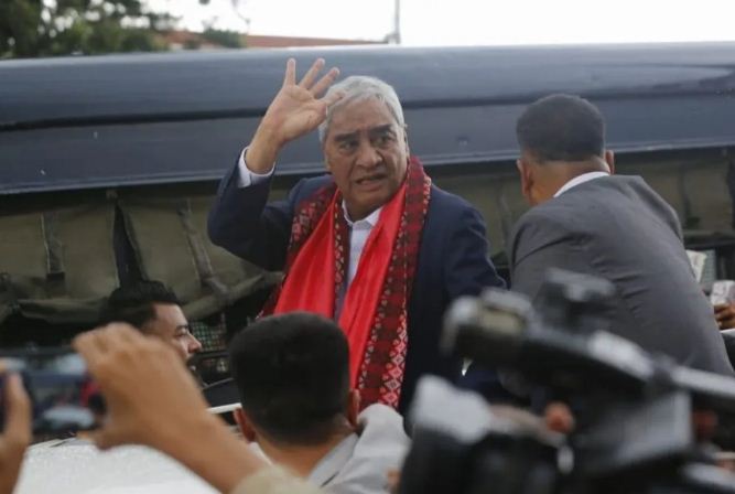 Former PM Sher Bahadur Deuba : नेपाल के पूर्व पीएम का स्वदेश वापसी पर हुआ भव्य स्वागत, मनी लॉन्ड्रिंग मामलों में चल रही कानूनी जांच