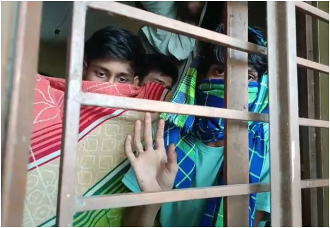 'कमरा बंद... कैमरा ऑन... और Gen Alpha का सिस्टम को मैसेज..! VIDEO वायरल होते ही दौड़ते हुए पहुंचे कन्नौज के डीएम