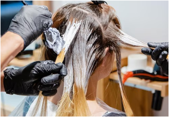 Hair Coloring : हेयर कलर कराना सेहत के लिए फायदेमंद है या नुकसानदायक? जानें विशेषज्ञों की राय