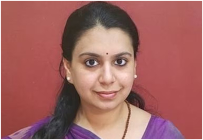यूपी की चर्चित IAS दिव्या मित्तल ने 13 साल की सेवा को कहा अलविदा, तो ब्यूरोक्रेसी से लेकर आम लोग हुए इस फैसले से हैरान