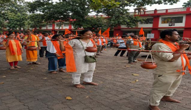 IIT Kanpur students Kanwar Yatra : आईआईटी कानपुर के छात्रों और शिक्षकों ने निकाली कांवड़ यात्रा, सरसैया घाट से गंगाजल लाकर किया जलाभिषेक