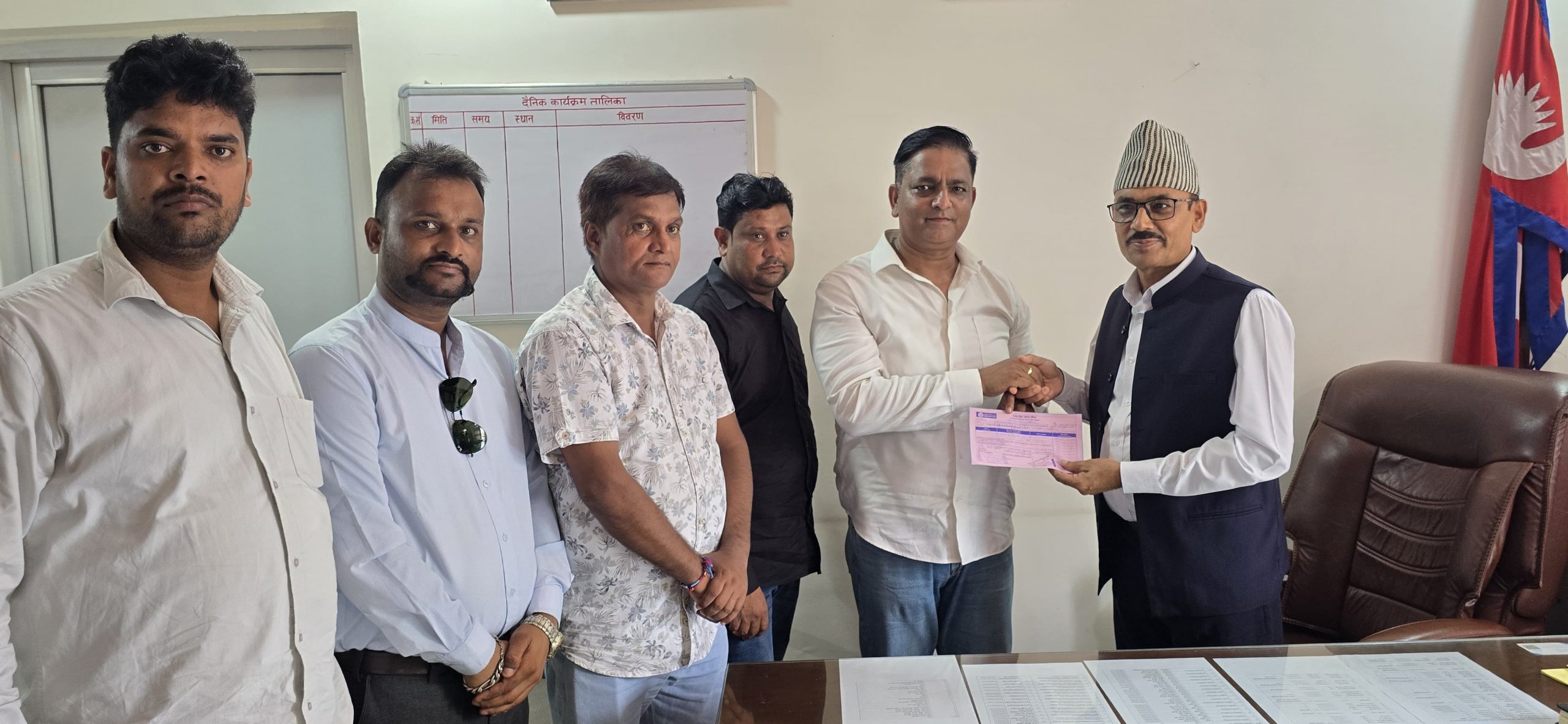 नेपाल के बाढ़ प्रभावितों के लिए प्रेस क्लब ऑफ महाराजगंज ने नेपाल के प्रधानमंत्री राहत कोष में की मदद