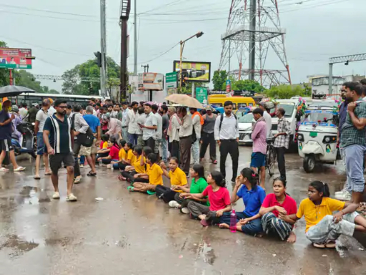 लखनऊ में जेन-अल्फा का फूटा गुस्सा, शिक्षकों की कमी पर सड़क पर उतरीं 250 छात्राएं