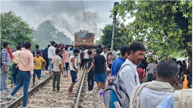 Budaun News : कासगंज-बरेली पैसेंजर ट्रेन के इंजन में लगी आग, चालक ने कूदकर बचाई जान, यात्रियों में मचा हड़कंप
