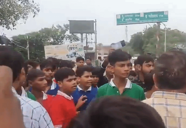 फिर सड़क पर उतरें Gen-Alpha, इस बार शहर था उन्नाव, विषय: शिक्षकों की कमी, खाने की गुणवत्ता इत्यादि...