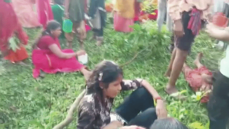 सावन की तीसरी सोमवारी पर लखीसराय अशोक धाम में जल चढ़ाने पहुंची सात महिलाओं की भगदड़ में मौत,19 श्रद्धालु घायल