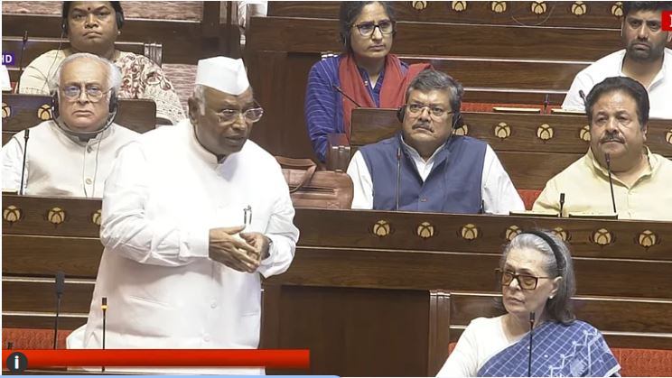 मल्लिकार्जुन खड़गे का बीजेपी पर हमला, बोले- मेरे भाषण के बाद स्टेज का हवन कर किया गया शुद्धिकरण, ये कैसा लोकतंत्र है?