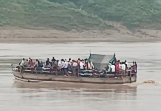 VIDEO : चंबल नदी में बही सवारियों से भरी मोटर बोट, 100 से ज्यादा थे सवार, बाल-बाल बची लोगों की जान