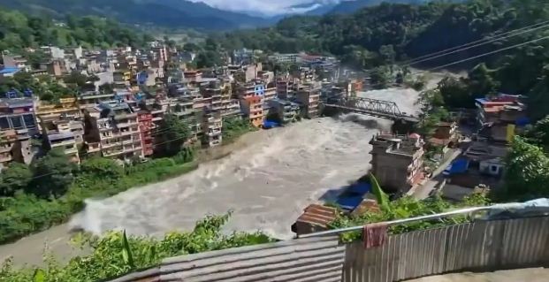Nepal floods : नेपाल में आई विनाशकारी बाढ़ ने मचाई तबाही; 1000 लोगों के बहने की आशंका