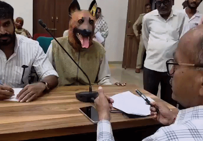 Video- मध्य प्रदेश: आवार कुत्तों से परेशान युवक, कुत्ते का मुखौटा लगाकर जनसुनवाई में पहुंचा
