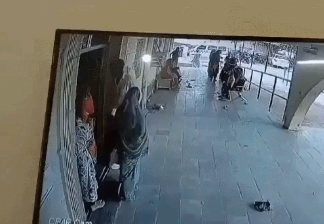 Video- महिला इलाज कराने सरकारी अस्पताल पहुंची थी, इलाज से पहले छत मौत बनकर गिरी, ​बाल-बाल बची