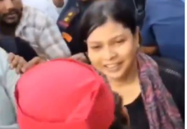 Video : सपा प्रमुख से युवती ने कहा 'कान की बाली ले लो पर सरकार बनाओ आप', अखिलेश बोले-अपनी बहनों का साथ हम पाएंगे, मिलकर बनाएंगे ‘पीडीए सरकार’