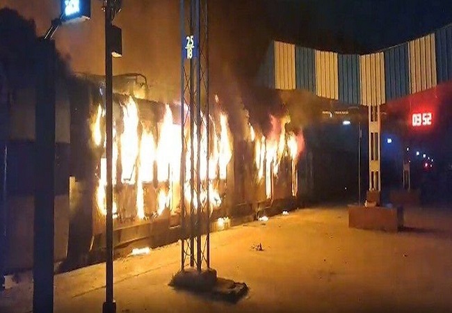 VIDEO-सिमरी बख्तियारपुर रेलवे स्टेशन पर समस्तीपुर-सहरसा पैसेंजर ट्रेन का इंजन और एक कोच जलकर खाक, कोई हताहत नहीं