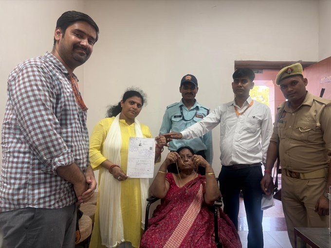श्रीराम जन्मभूमि मंदिर के सेवादार ने पेश की ईमानदारी मिशाल, 20 लाख मूल्य की हीरा जड़ित चेन महिला को लौटाई