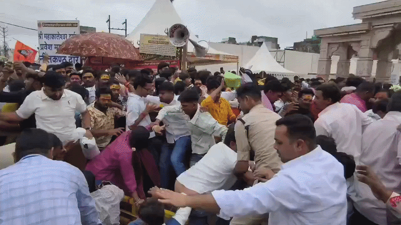 Video-उज्जैन के नागचंद्रेश्वर मंदिर परिसर में श्रद्धालुओं की भारी भीड़ से भगदड़ जैसे हालात, 13 अस्पताल में कराए गए भर्ती
