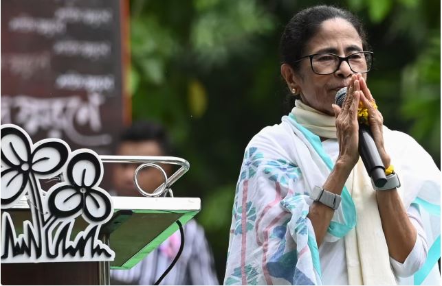 TMC बंपर जीत से ममता बनर्जी खेमे में जश्न का माहौल, शुभेंदु अधिकारी को लगा पहला बड़ा झटका, इस चुनाव में महज 3 सीटों पर सिमटी बीजेपी