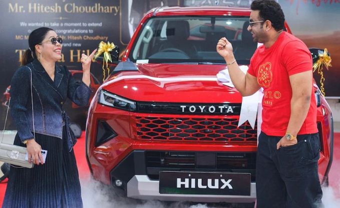Toyota Hilux Delivery : लाइफस्टाइल ट्रक टोयोटा हिलक्स की डिलीवरी शुरू हुई ,मैरी कॉम बनी पहली खरीदार