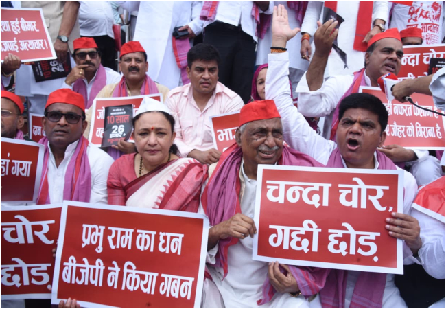 UP Assembly Monsoon Session : यूपी विधानमंडल का मानसून सत्र शुरू, विपक्षी दलों ने 'चंदा चोर-गद्दी छोड़' के लहराए पोस्टर