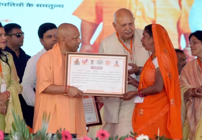 यूपी में गरीब महिलाओं को मिलेंगे 50-50 हजार रुपये! 2027 चुनाव से पहले योगी सरकार का बड़ा मास्टरस्ट्रोक