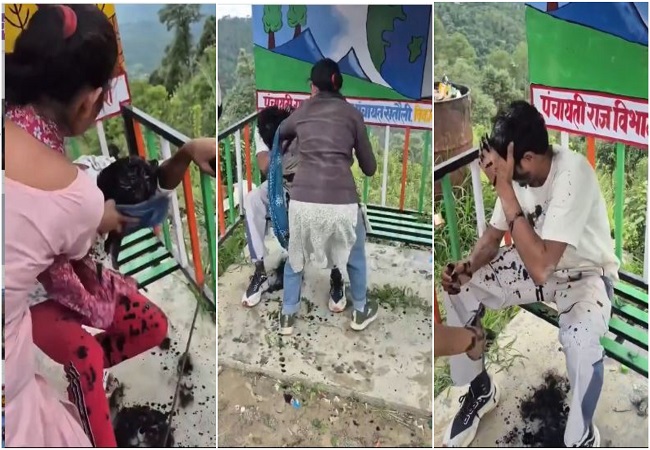 Video Viral : छेड़खानी से आजिज बेटियां बनीं शेरनी, मनचलों का मुंह काला कर चप्पलों की बारिश कर सिखाया जोरदार सबक