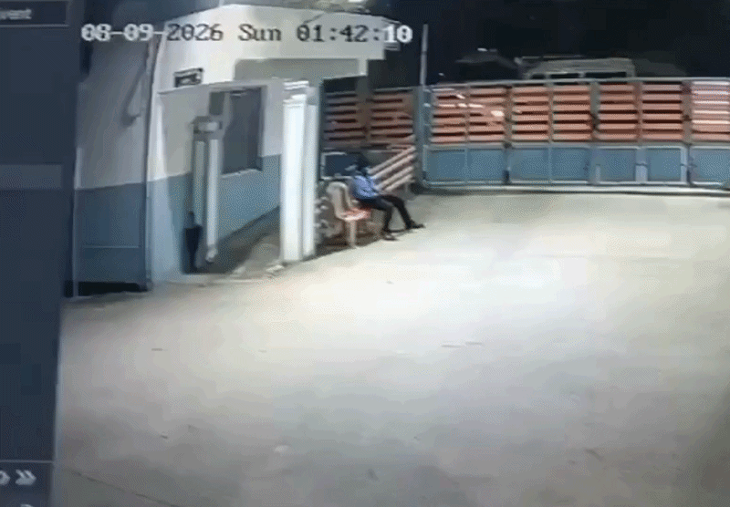 Video Viral : बेंगलुरु में कार ड्राइवर ने अपार्टमेंट के गेट में टक्कर मारी, सिक्योरिटी गार्ड ऐसे बाल-बाल बचा
