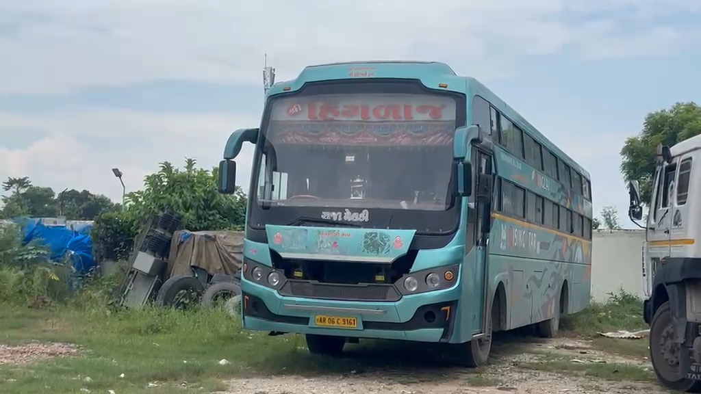 बुटवल से यात्रियों को छोड़कर लौट रही स्लीपर बस में तस्करी का माल, दो हिरासत में