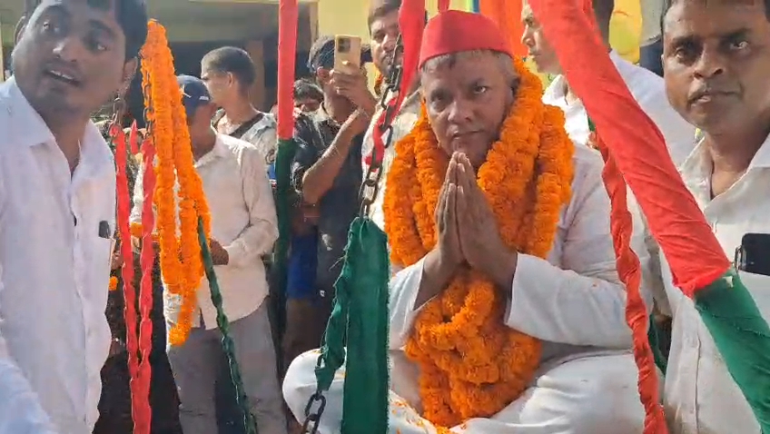 पीडीए चौपाल में सपा नेता राजेश निषाद को सिक्कों से तौला,समर्थकों ने जताया सम्मान