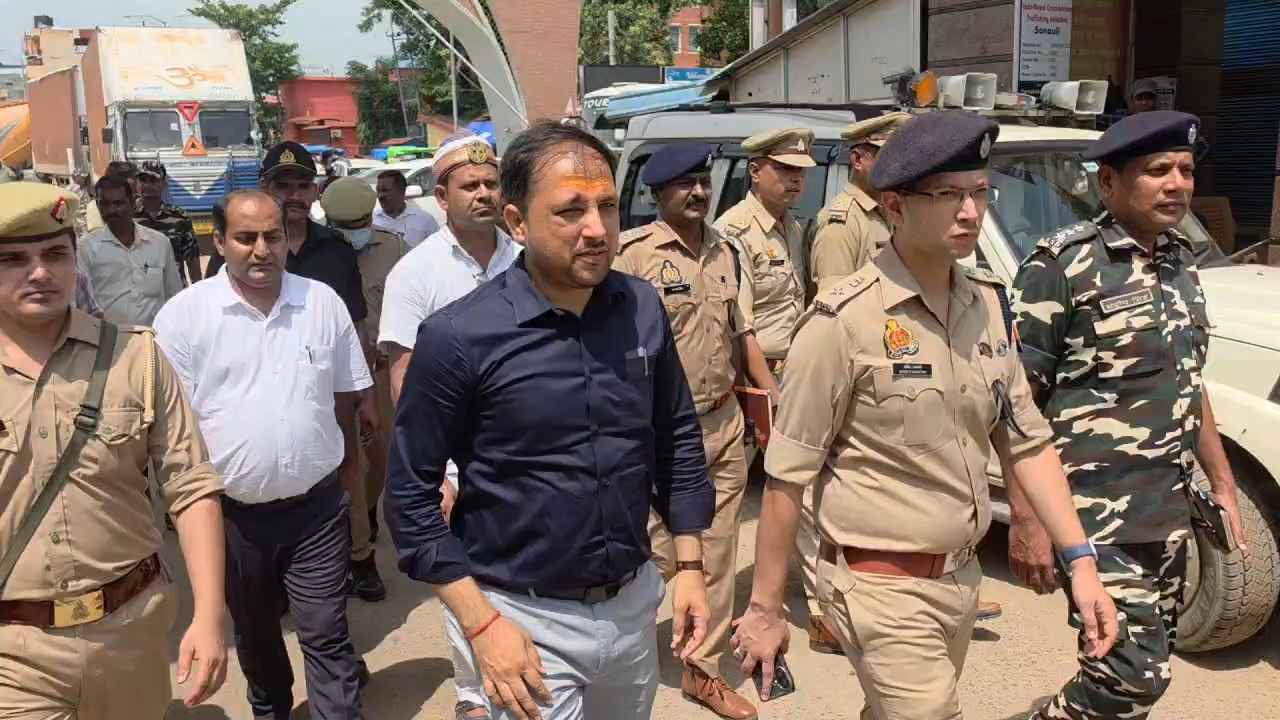 स्वतंत्रता दिवस से पहले भारत-नेपाल सीमा पर बढ़ी चौकसी, डीएम-एसपी ने सोनौली बॉर्डर का लिया जायजा