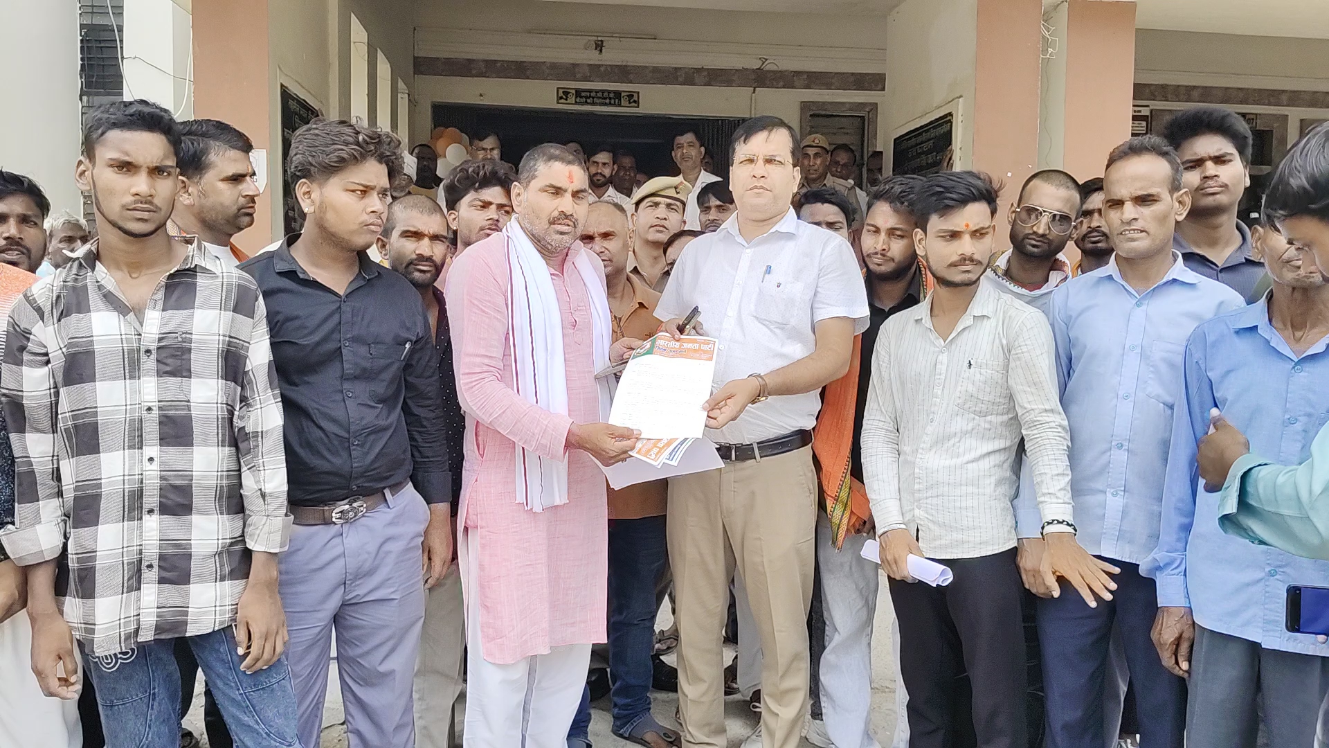 नौतनवा तहसील में सरकारी अभिलेखों की गोपनीयता पर सवाल,निजी हाथों में दस्तावेज देने का आरोप