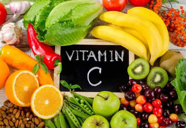 Vitamin C को क्यों कहा जाता है शरीर की ढाल? जानिए इसके कमी के नुकसान और फायदे