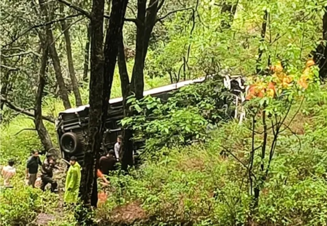 नैनीताल में हरियाणा के पर्यटकों से भरा टेंपो ट्रैवलर खाई में गिरा, 22 यात्री घायल, दो की हालत गंभीर