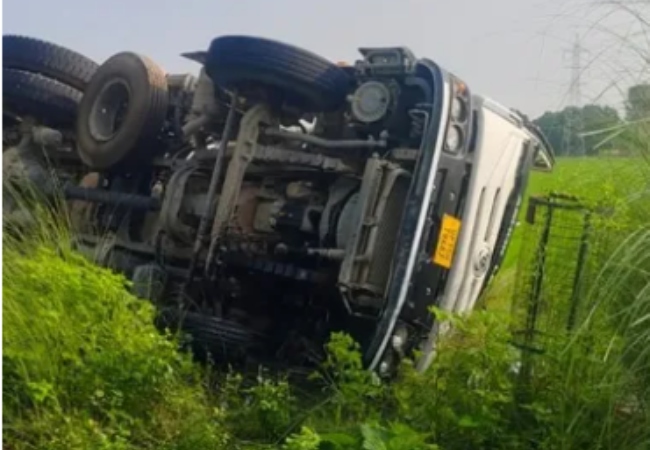 सिद्धार्थनगर में दर्दनाक सड़क हादसा, डंपर पलटने से चालक की दर्दनाक मौत