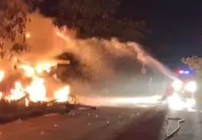 आजमगढ़ में दर्दनाक सड़क हादसे में तीन लोगों की जलकर मौत, डीजल टैंकर में लगी भीषण आग